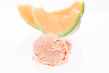 Meloneneis mit Melone