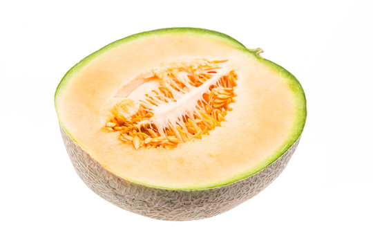 Halbe Melone liegend auf weißem Hintergrund