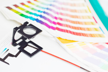 Graphic loupe with palette and packaging print