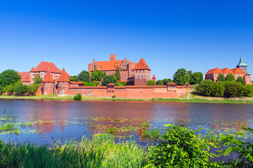 Naklejka na ściany i meble Zamek w Malborku w scenerii latem, Polska