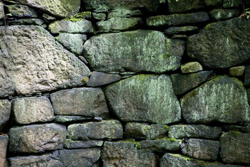 Bruchsteinmauer mit Moos bewachsen