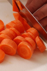 M&ouml;hren , Karotten werden geschnitten