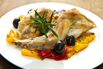 coniglio al forno con olive e peperoni