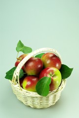 Korb mit frischen Äpfeln