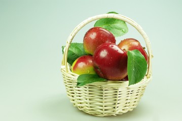 Äpfel im Rattankorb
