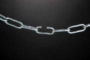 Obraz premium Broken chain on black background