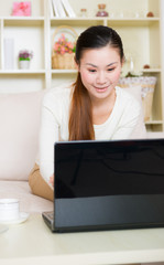 Obraz na płótnie Canvas young asian woman using a laptop