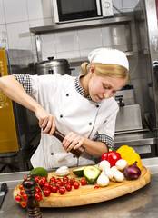 повар готовит еду на кухне в ресторане