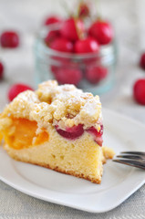 Streuselkuchen mit Kirschen und Aprikosen