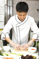 Obraz na płótnie Canvas повар японец готовит еду