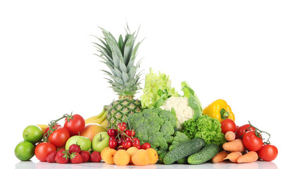 Fototapeta na wymiar Asortyment świeżych owoców i warzyw, samodzielnie na białym tle