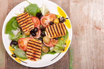 salads with hallouumi cheese