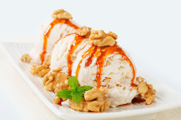 Walnut ice cream with caramel sauce