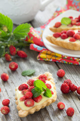 Tartlets with custard and strawberries.
