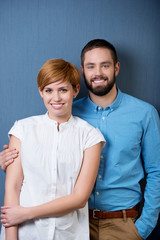 portrait junges paar vor grauer wand