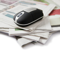 souris d'ordinateur sur journaux de médias