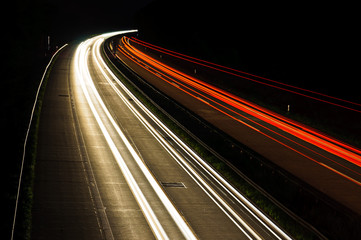 Strassenverkehr bei Nacht
