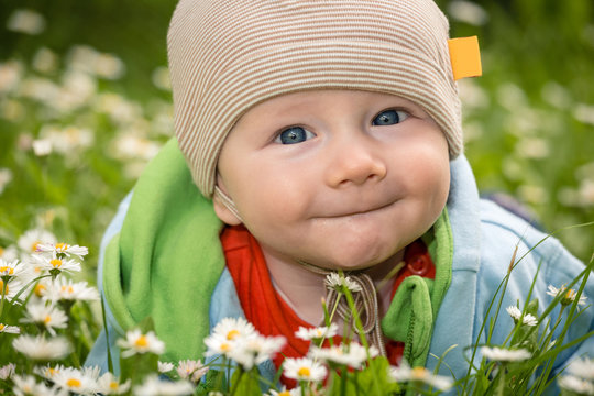 Baby auf der Blumenwiese