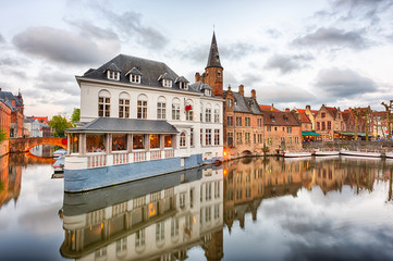 Naklejka premium Kanał Dijver w Brugii w Belgii