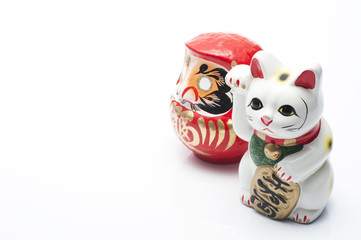 白背景に招き猫と達磨