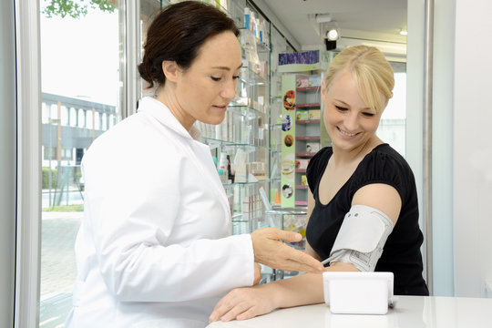 Apothekerin misst Blutdruck