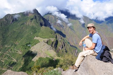 Backpacker vor Machu Picchu Peru
