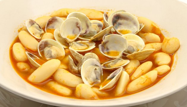 Fabes con almejas ,plato tipico de Asturias,Espa&ntilde;a