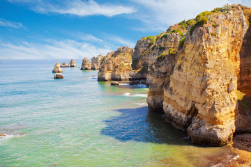 Felsklippen am Dona Ana Strand Algarve Portugal