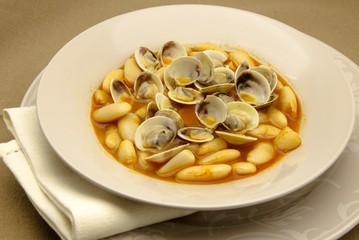 Fabes con almejas ,plato tipico de Asturias,España