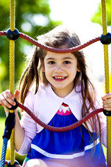 Bella bambina felice al parco giochi