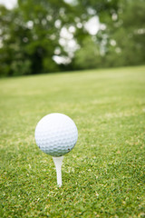 golfball auf golfplatz