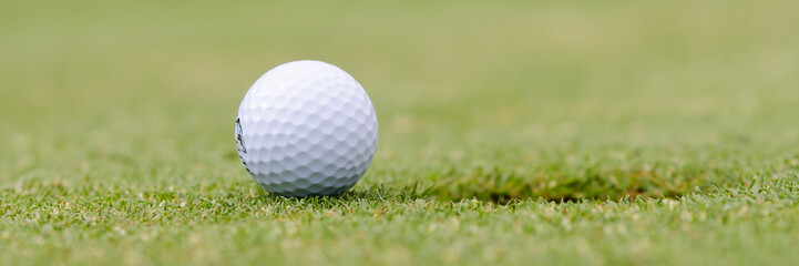 golfball liegt auf dem rasen