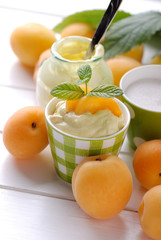 crema di albicocca con frutta fresca