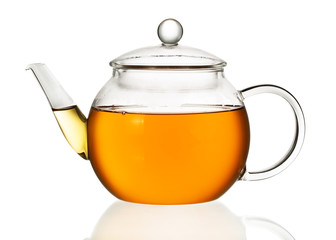 Théière avec du thé isolé en fond blanc