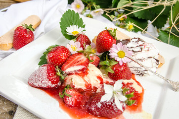 Dessert: Lecker-fruchtiger Genuss mit Erdbeeren, Eis und Biskuit