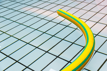 Tubo di gomma in piscina © MarcoMonticone