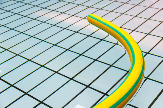 Tubo di gomma in piscina