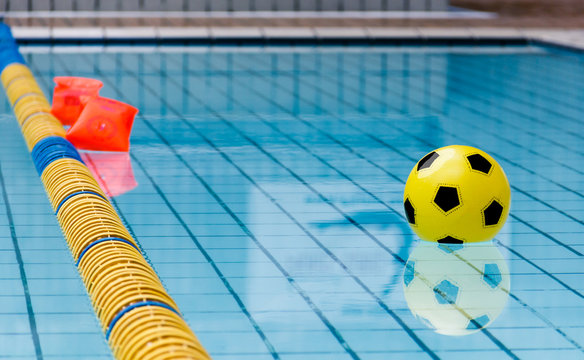 Pallone e braccioli in piscina