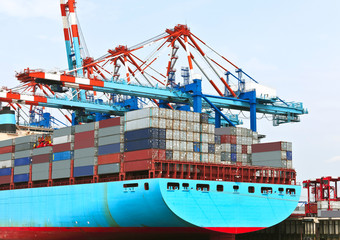 Containerschiff im Hafen