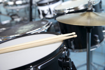 Schlagzeug in einer Band mit einer kleinenTrommel