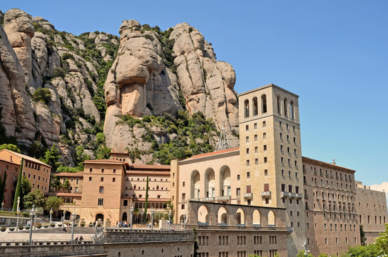 Vista general del Monasterio y las montañas de Montserrat