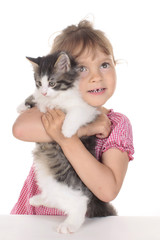 Fototapeta na wymiar Kleines Mädchen mit Kätzchen