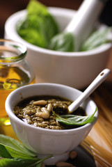 pesto genovese nella ciotola bianca con ingredienti