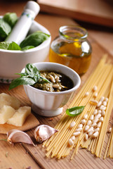 pesto genovese nella ciotola bianca con ingredienti