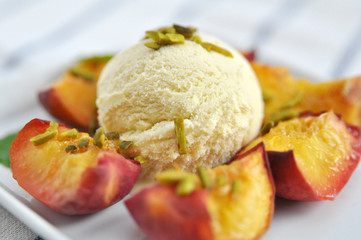 Vanilleeis mit Pistazien und Aprikosen