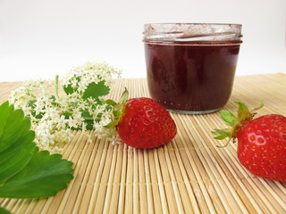 Konfitüre mit Erdbeeren und Holunderblüten