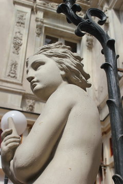 Skulptur in der Passage Pommeraye in Nantes