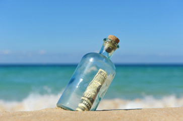 Envío de dólares en una botella