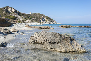 Fototapeta na wymiar Sardyński Plaża ze starą Strażnicy w tle