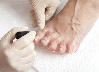 Foot nail varnishing process, step by step photos